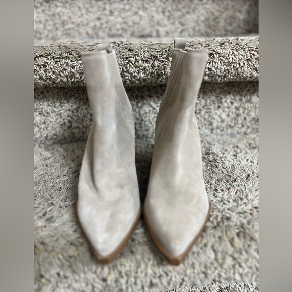 NWOB Marc Fisher Suede Pointed Toe Ankle Boot Taupe Grey color Oshay size 4.5 - Picture 2 of 7